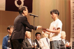 記念盾を受け取る吉川元さん（写真右）