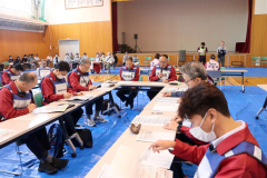 避難住民が見守る中で開かれた災害対策本部会議