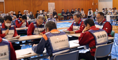 避難住民が見守る中で開かれた災害対策本部会議
