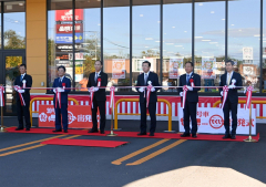テープカットを行う若園社長（右から３人目）、横田市長（同４人目）ら