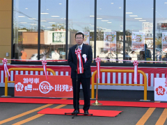 出発式であいさつする若園社長