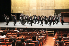 練習に励む出演者
