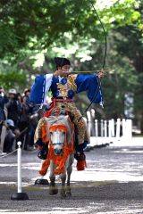 馬上から狙いを定め矢を放つ射手（２３日午前１１時半ごろ、須貝拓也撮影）