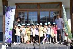 収穫に参加したひだまり保育所の園児たち