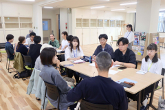 なかさつサポーターズのメンバーと意見交換する北海学園大学の学生