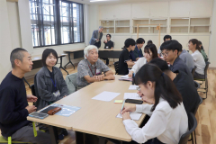 なかさつサポーターズのメンバーと交流を図る交流を図る北海学園大学の学生ら