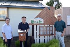 （写真右）から近頃作成した「集いの杜オブジェ」を横に、創作展の来場を呼びかける吉田良孝さんとパース作家の松原宏悦さん、妻の吉田弘子さん