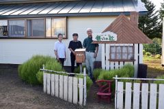 （写真右）から近頃作成した「集いの杜オブジェ」を横に、創作展の来場を呼びかける吉田良孝さんとパース作家の松原宏悦さん、妻の吉田弘子さん