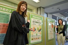 「健康づくりパネル展」をＰＲする町職員