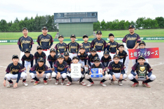 初優勝の士幌ファイターズ。前列中央が尾澤叶真主将
