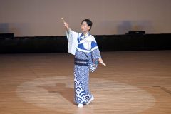 「無法松の一生」の独舞を披露する芳彦支部長