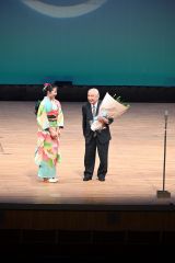 花束を受け取った中山義夫家元