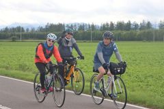 中札内の風景を楽しみながら自転車を走らせる参加者