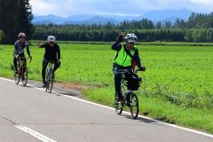 中札内の風景を楽しみながら自転車を走らせる参加者