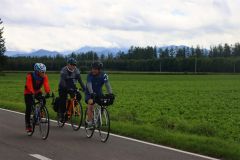 中札内の風景を楽しみながら自転車を走らせる参加者