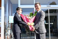 総務課の加藤蒼さんから花束を受け取る佐々木基裕町長