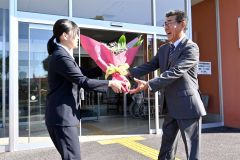 総務課の加藤蒼さんから花束を受け取る佐々木基裕町長