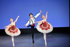 ゲストの男性と華麗な演技を披露する生徒