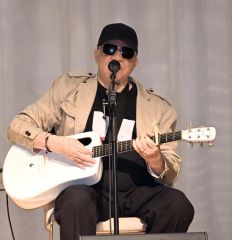 力強い歌声を披露したサリフ・ケイタさん