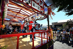 祭りばやしを響かせながら山車の上で舞う踊り子（２４日午前１１時ごろ、須貝拓也撮影）