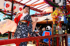 祭りばやしを響かせながら山車の上で舞う踊り子（２４日午前１０時半ごろ、須貝拓也撮影）