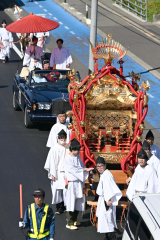 氏子に引かれながら国道３８号を進むみこし（２４日午前１０時１０分ごろ、須貝拓也撮影）