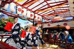 みこし渡御始まる　帯廣神社秋季例大祭