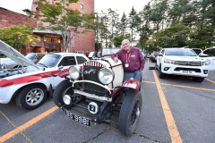 「クライスラー・７５・ロードスター」と共に旅をするロバーツさん