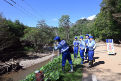 町道の被害状況を確認するＴＥＣ―ＦＯＲＣＥの隊員（２４日午前１１時ごろ）
