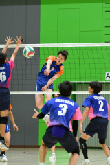 【男子決勝・白樺学園―静内】第１セット、白樺学園のミドル竹田悠良（３年）が速攻を打ち込む