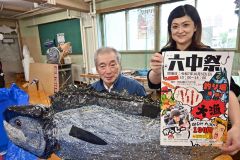 チラシを手に来場を呼び掛ける平井さん（右）