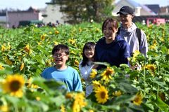 ゴールを目前にして笑顔になる児童ら（須貝拓也撮影）