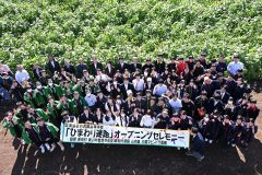 ひまわり迷路の完成を祝う生徒ら（須貝拓也撮影）