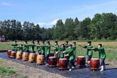 さらべつかしわ太鼓の演奏でオープニングを盛り上げた生徒たち（須貝拓也撮影）