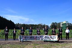オープニングセレモニーでテープカットを行う関係者（須貝拓也撮影）