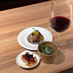 ワインとともに地元食材を使った料理も提供された