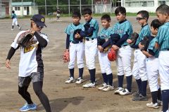 スローイングについてついてアドバイスする志村選手