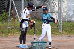 打撃面についてアドバイスを送る志村選手
