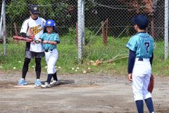 打撃面についてアドバイスを送る志村選手