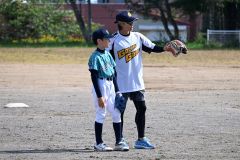 守備のポイントなどについてアドバイスする志村選手