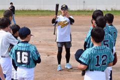 守備のポイントなどについてアドバイスする志村選手