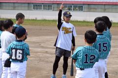 守備のポイントなどについてアドバイスする志村選手