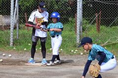 打撃面についてアドバイスを送る志村選手