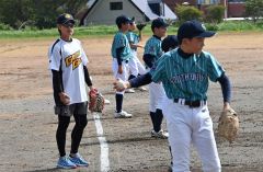 スローイングを見守る志村選手