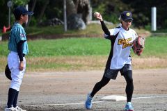 スローイングについてアドバイスする志村選手