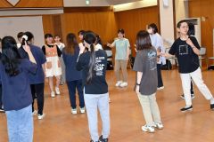 「わらべうた」で豊かな関係に　ベテラン教諭が伝授 3
