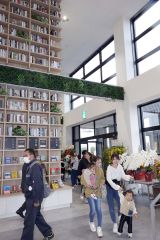 開放感のある吹き抜けが特徴的な店内（助川かおる通信員撮影）