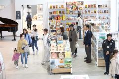 岡書おとふけ木野店オープン　開店から多くの客でにぎわう