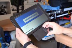 マイナンバーカードから傷病者の情報を読み取るカードリーダーと、閲覧する１０・１インチのタブレット