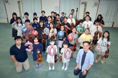 ３００回目の練習に取り組んだ伊福部ジュニアオーケストラのメンバー（前列右が指導者の助乗さん、同左は泉団長）